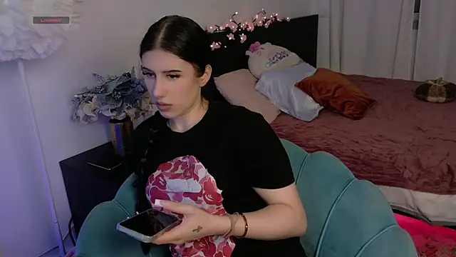 HazelHayesss online show from June 4, 2026, 4:22 pm