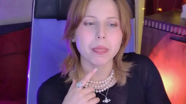 VivienneHebert online show from June 26, 2026, 12:44 pm