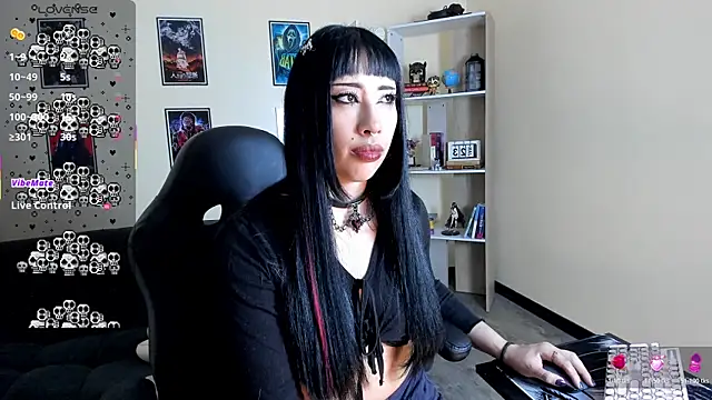 Snapshot of Ravenelle_ chatting on April 18, 2026, 10:43 pm Ravenelle online show from April 18, 2026, 10:43 pm
