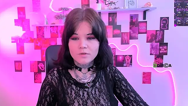 nikki kiss  online show from May 3, 2026, 8:52 am