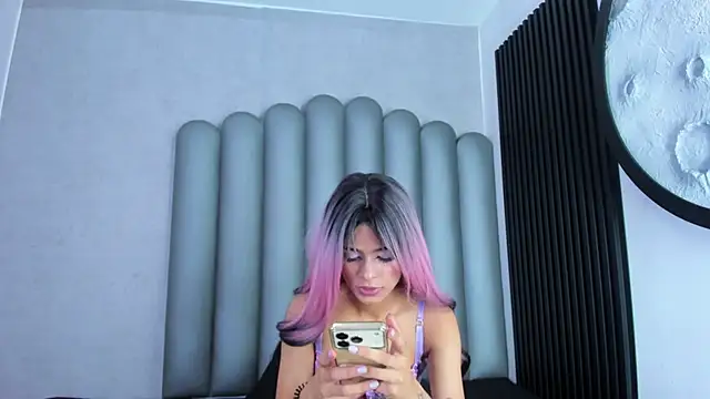 Snapshot of luna-bella_ chatting on May 9, 2026, 3:32 am luna-bella online show from May 9, 2026, 3:32 am