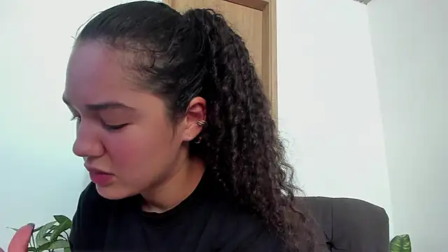 Snapshot of MiaRouseex chatting on May 7, 2026, 6:22 pm MiaRouseex online show from May 7, 2026, 6:22 pm