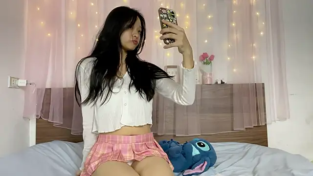 Snapshot of shy_pink_doll chatting on June 16, 2026, 3:23 pm shy pink doll online show from June 16, 2026, 3:23 pm