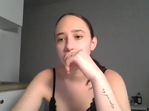 Snapshot of DarkMirel chatting on June 10, 2026, 3:57 pm DarkMirel online show from June 10, 2026, 3:57 pm