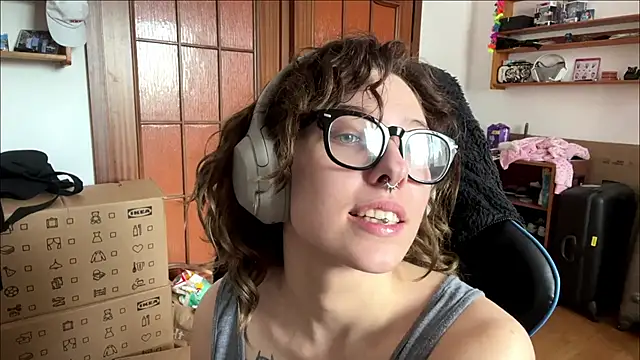 Snapshot of PillowPeachX chatting on May 19, 2026, 9:38 am PillowPeachX online show from May 19, 2026, 9:38 am