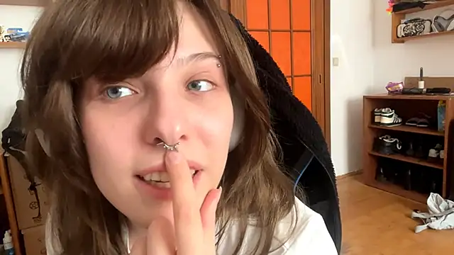 PillowPeachX online show from April 19, 2026, 11:44 am