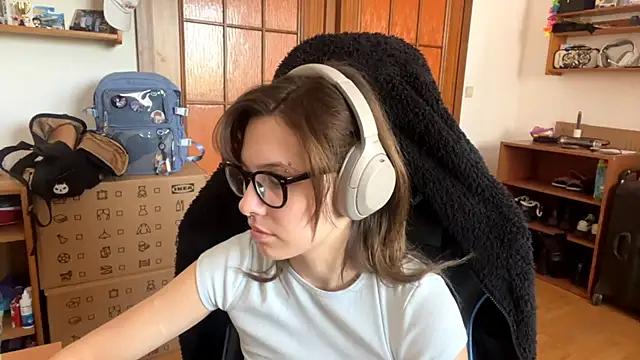 PillowPeachX online show from April 22, 2026, 2:13 pm