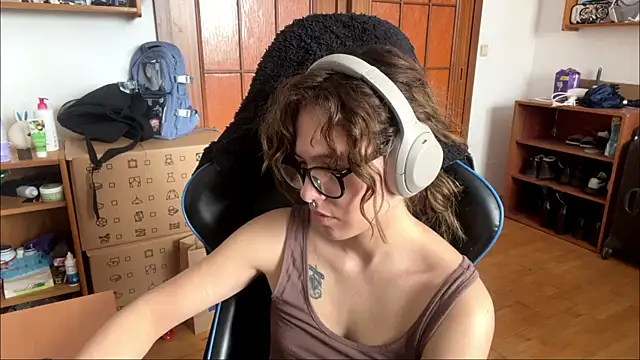 Snapshot of PillowPeachX chatting on May 12, 2026, 9:59 am PillowPeachX online show from May 12, 2026, 9:59 am