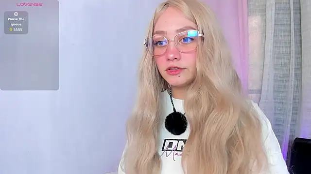 Snapshot of sweett_fire chatting on June 2, 2026, 7:36 pm sweett fire online show from June 2, 2026, 7:36 pm