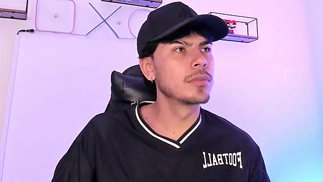 Snapshot of Izack_01 chatting on April 15, 2026, 4:44 pm Izack 01 online show from April 15, 2026, 4:44 pm