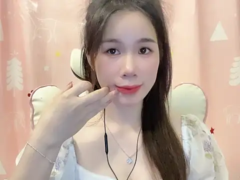 Luna3579 online show from May 5, 2026, 5:05 pm