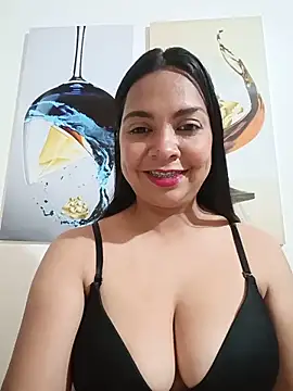 Snapshot of Silvana2927 chatting on May 13, 2026, 5:03 am Silvana2927 online show from May 13, 2026, 5:03 am