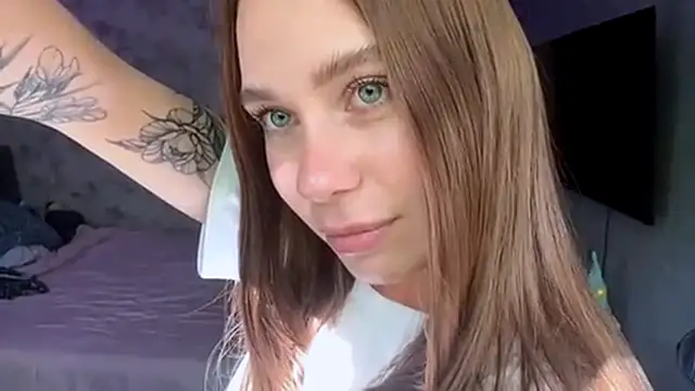 Snapshot of FlufyRabbit chatting on April 14, 2026, 9:58 am FlufyRabbit online show from April 14, 2026, 9:58 am