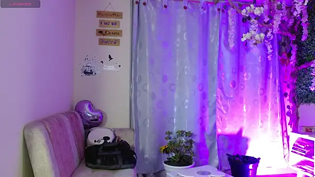Snapshot of aprildumont chatting on May 5, 2026, 9:34 am aprildumont online show from May 5, 2026, 9:34 am