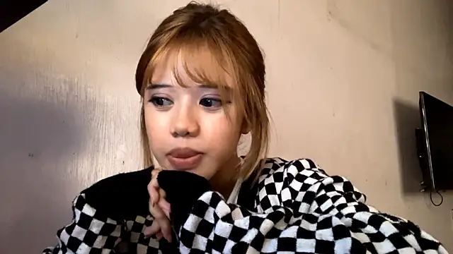 BrandeeBobrowski online show from April 20, 2026, 7:33 am