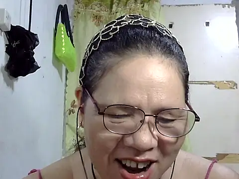 Snapshot of HottyCurlyPeanut chatting on June 17, 2026, 5:56 pm HottyCurlyPeanut online show from June 17, 2026, 5:56 pm