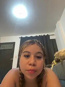 Snapshot of M1la_18 chatting on July 7, 2026, 8:07 am M1la 18 online show from July 7, 2026, 8:07 am