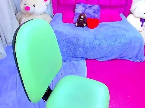 Snapshot of naomi_johnson chatting on May 15, 2026, 6:17 pm naomi johnson online show from May 15, 2026, 6:17 pm