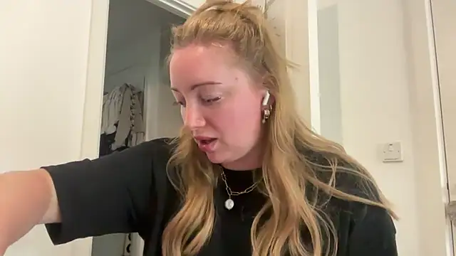 Snapshot of arielsweetieee chatting on June 10, 2026, 2:18 pm arielsweetieee online show from June 10, 2026, 2:18 pm