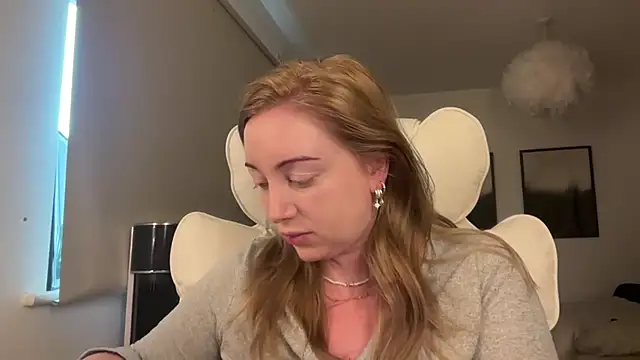 Snapshot of arielsweetieee chatting on May 19, 2026, 9:16 am arielsweetieee online show from May 19, 2026, 9:16 am