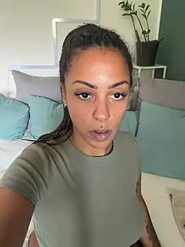 Snapshot of SweetPetiteNoir chatting on July 20, 2026, 8:54 am SweetPetiteNoir online show from July 20, 2026, 8:54 am