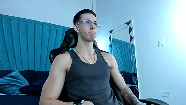 OliverThompsonJS online show from June 12, 2026, 4:43 am