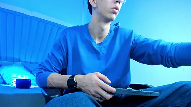 OliverThompsonJS online show from June 18, 2026, 4:55 am