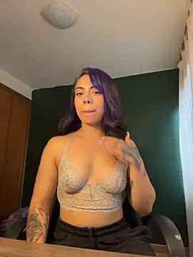 Snapshot of Latinxxcouple chatting on May 26, 2026, 8:07 pm Latinxxcouple online show from May 26, 2026, 8:07 pm