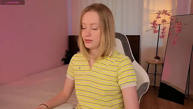 EvaHamilton online show from June 28, 2026, 1:12 am