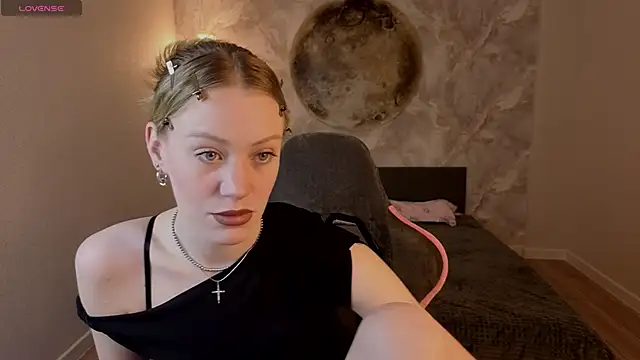 EvaHamilton online show from April 26, 2026, 1:47 am