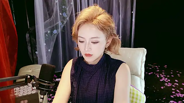 Unique Mia online show from May 2, 2026, 4:07 am