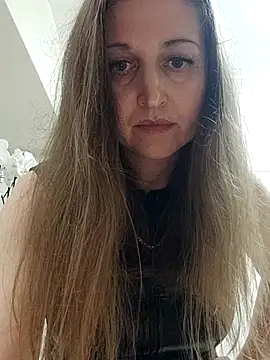 irresistibelle online show from April 24, 2026, 10:45 pm