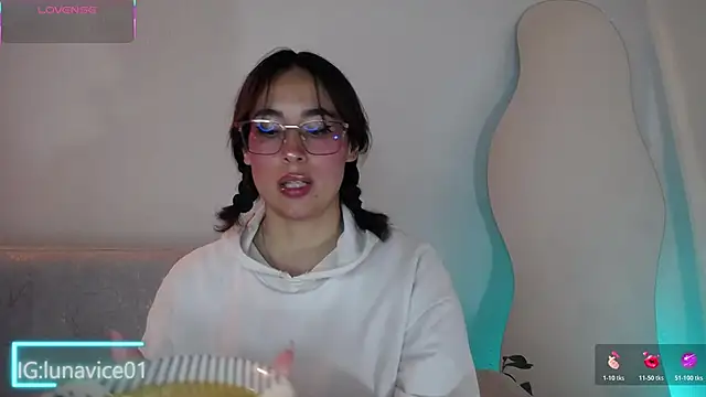 Snapshot of LunaVice_ chatting on May 22, 2026, 5:33 pm LunaVice online show from May 22, 2026, 5:33 pm