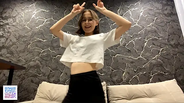 AlmaMitchell online show from April 28, 2026, 6:12 pm