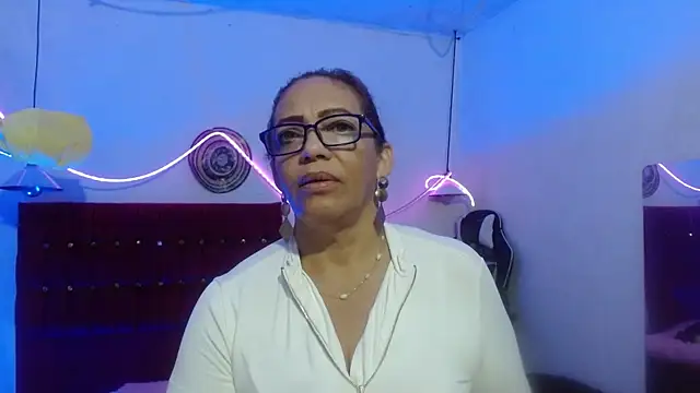 Snapshot of Sweet-Mommy-Milf chatting on May 28, 2026, 12:51 am Sweet-Mommy-Milf online show from May 28, 2026, 12:51 am