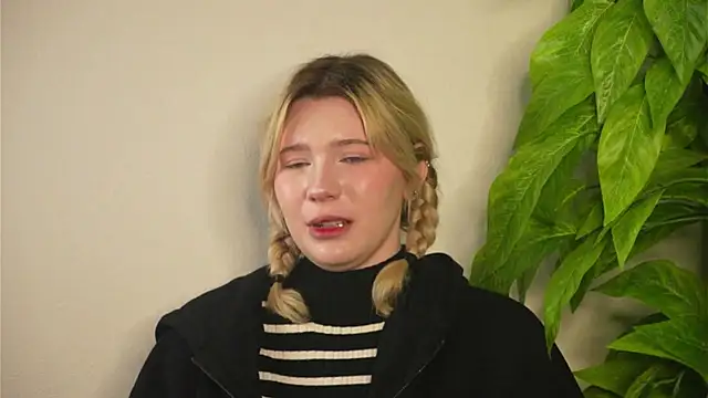 VennieLippe online show from April 23, 2026, 5:25 am