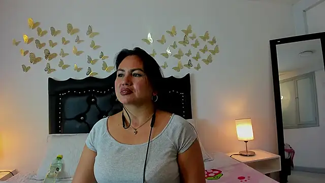 victoriacg online show from April 22, 2026, 8:37 pm