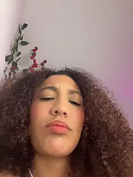Snapshot of Daphnne_Curly chatting on May 27, 2026, 12:01 pm Daphnne Curly online show from May 27, 2026, 12:01 pm