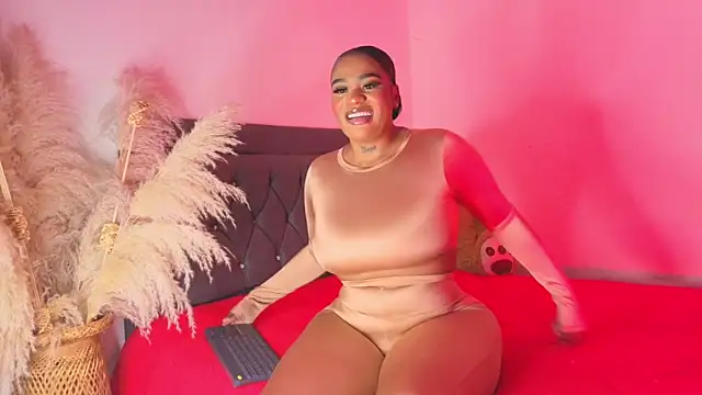 Snapshot of Thalyanna_ebonny chatting on May 4, 2026, 12:03 am Thalyanna ebonny online show from May 4, 2026, 12:03 am