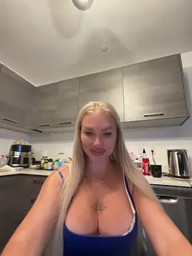 Snapshot of Karen_Luxe chatting on May 30, 2026, 3:24 am Karen Luxe online show from May 30, 2026, 3:24 am