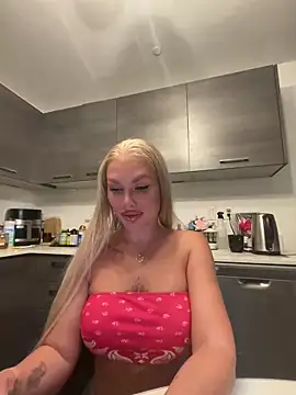 Snapshot of Karen_Luxe chatting on June 16, 2026, 1:49 am Karen Luxe online show from June 16, 2026, 1:49 am