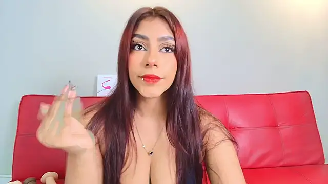 Snapshot of SiennaMoore chatting on May 11, 2026, 7:44 pm SiennaMoore online show from May 11, 2026, 7:44 pm