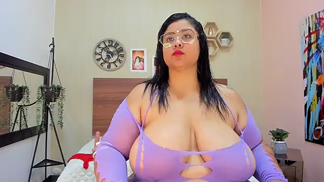 Snapshot of MillaGrey chatting on May 27, 2026, 12:23 pm MillaGrey online show from May 27, 2026, 12:23 pm