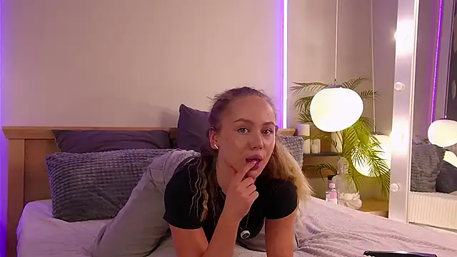 Emi Sterling online show from April 22, 2026, 11:06 am