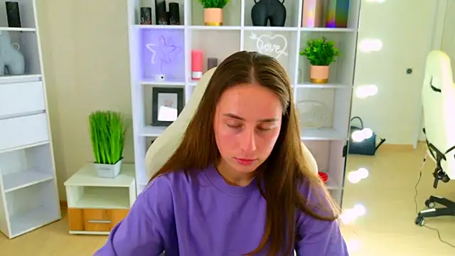 NadinnL online show from April 21, 2026, 6:53 am