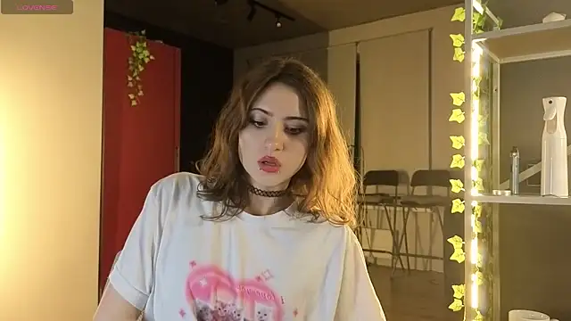 Snapshot of lovergirl4me chatting on May 11, 2026, 5:43 pm lovergirl4me online show from May 11, 2026, 5:43 pm