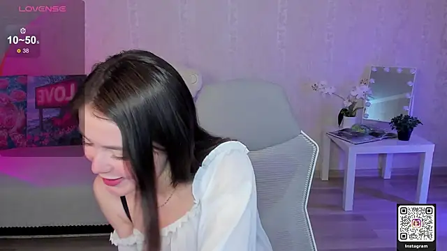 Snapshot of LinnLove chatting on May 8, 2026, 7:01 am LinnLove online show from May 8, 2026, 7:01 am