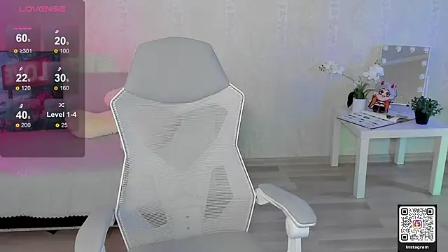 Snapshot of LinnLove chatting on May 3, 2026, 11:04 am LinnLove online show from May 3, 2026, 11:04 am