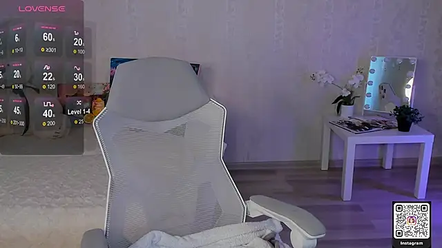 Snapshot of LinnLove chatting on May 20, 2026, 6:54 am LinnLove online show from May 20, 2026, 6:54 am