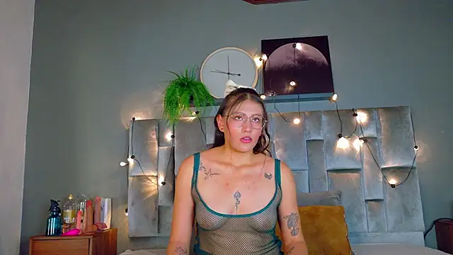 LiaaMoretti   online show from May 8, 2026, 2:26 am